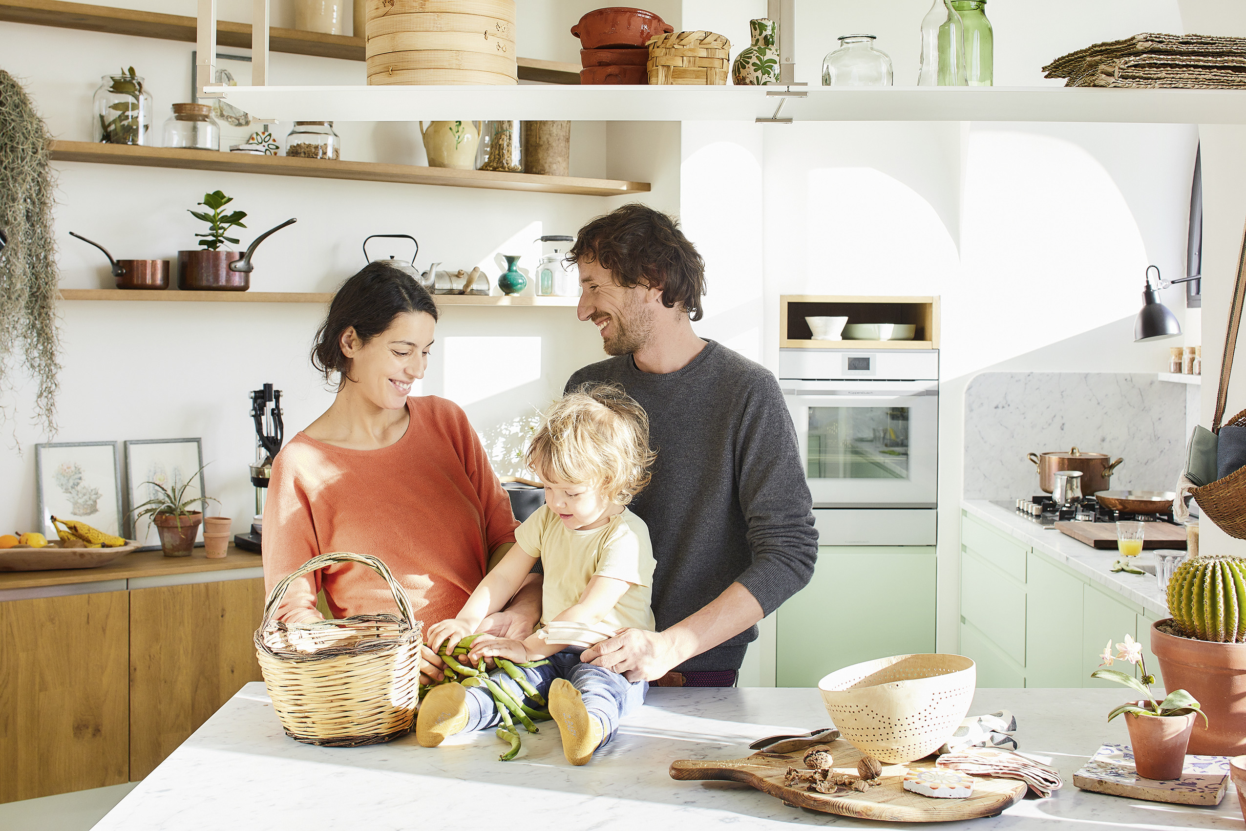 eine glücklcihe Familie in ihrem Zuhause