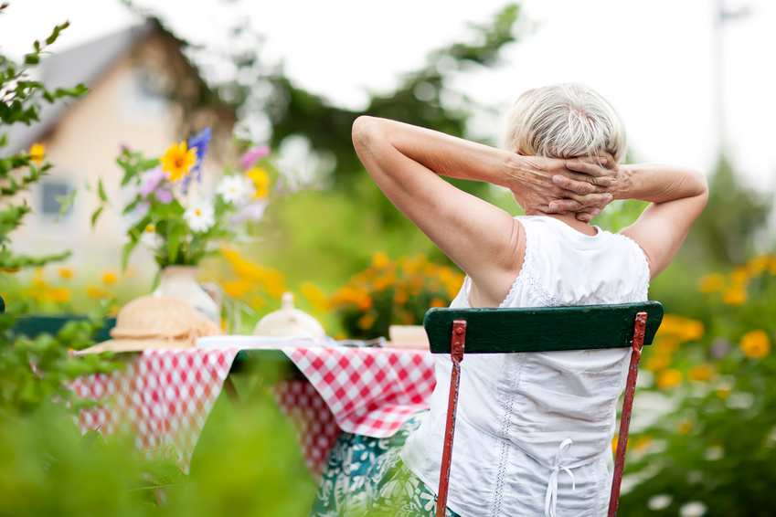 Eine Frau sitzt im Garten