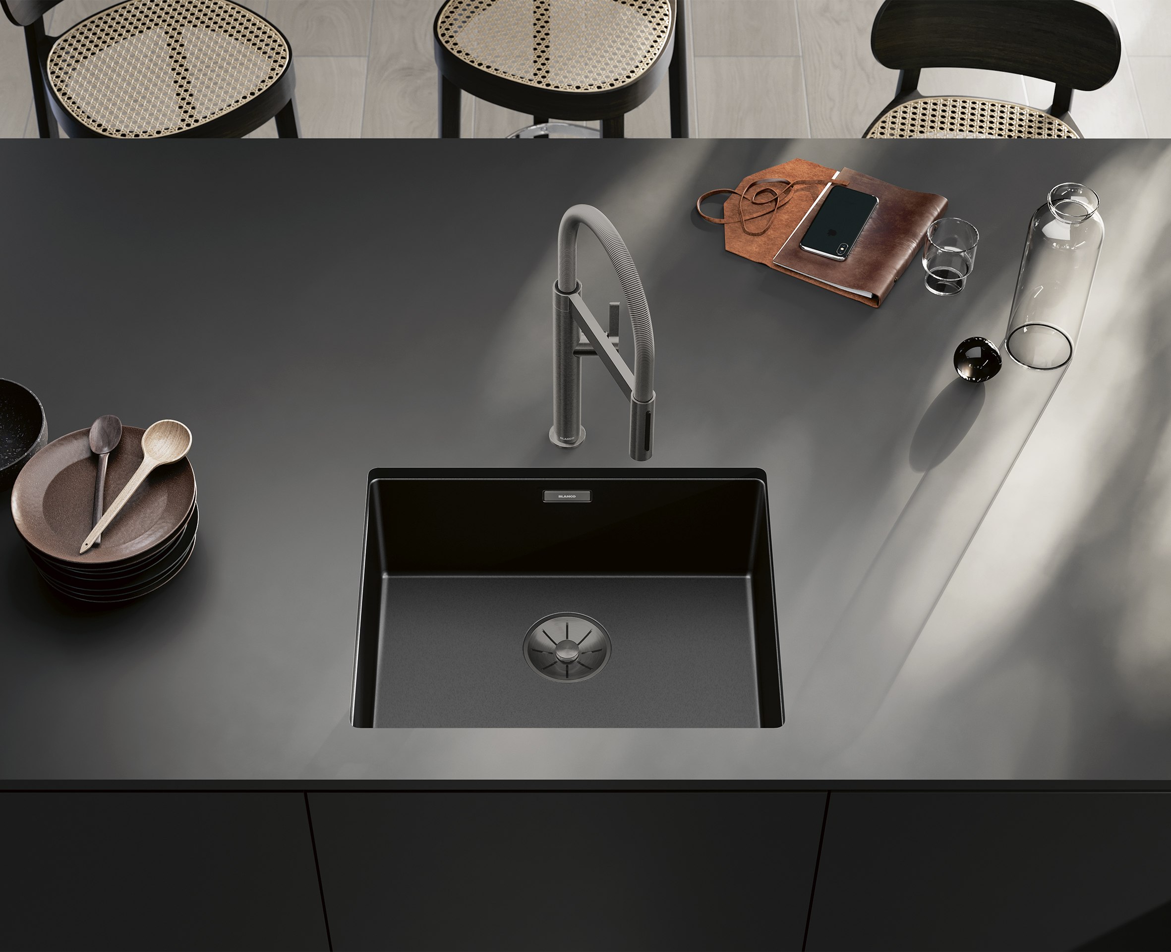 CLARON-Becken in Dark Steel mit passender Armatur und Ausstattung in „satin dark steel“.