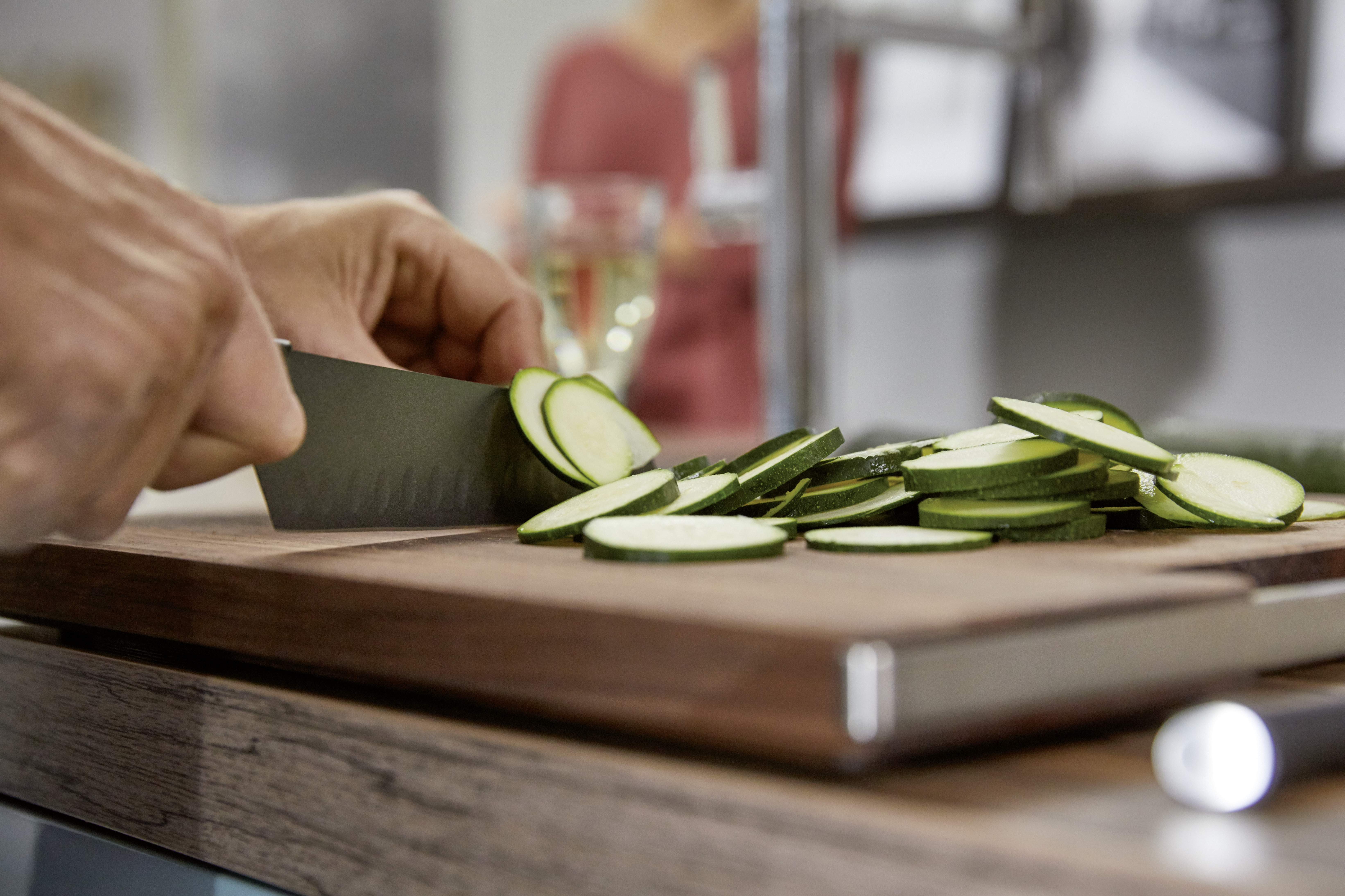 geschnitte Zucchini auf einem Schneidebrett