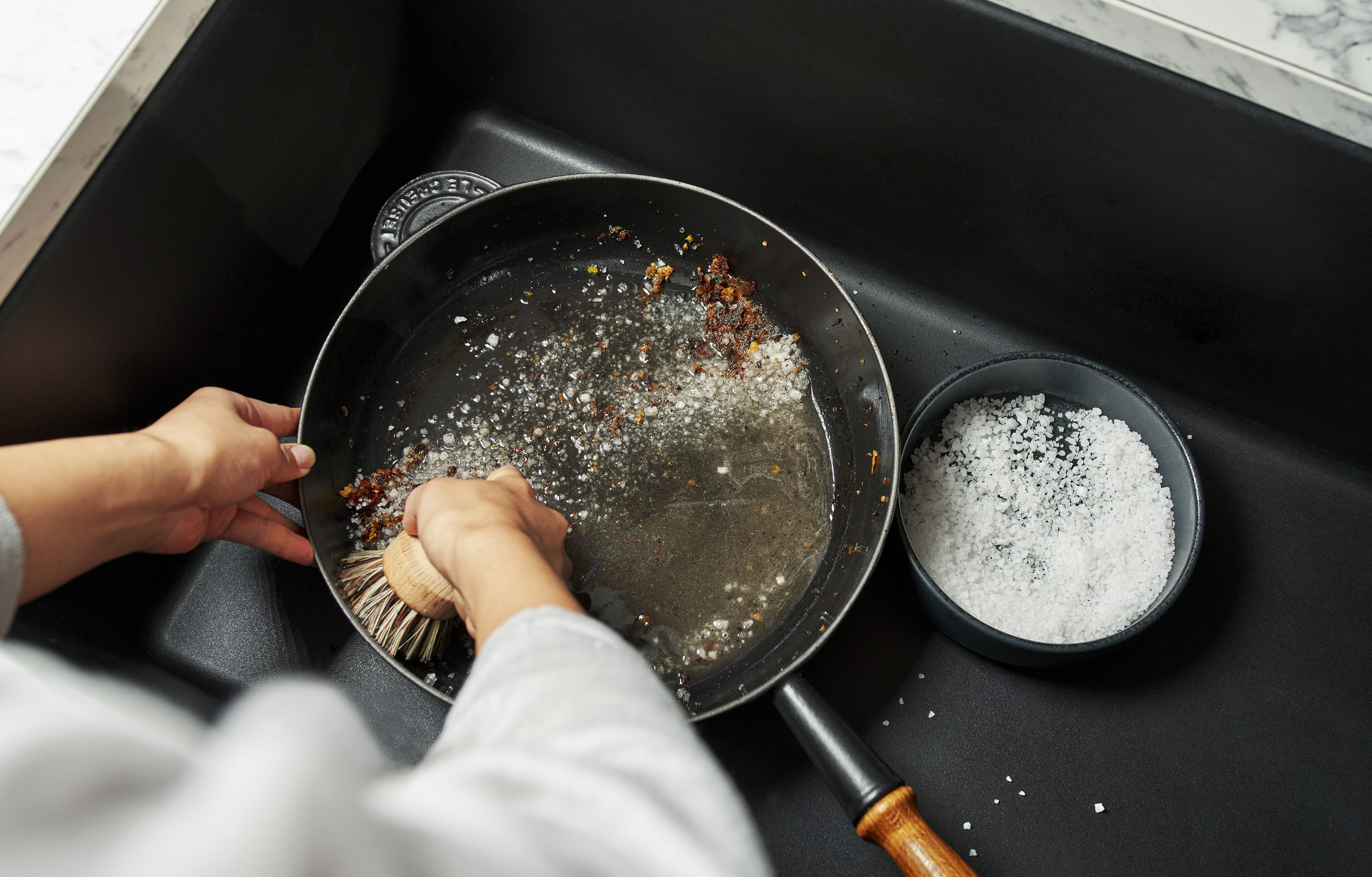 Pfanne wird in Silgranit-Spüle geschrubbt